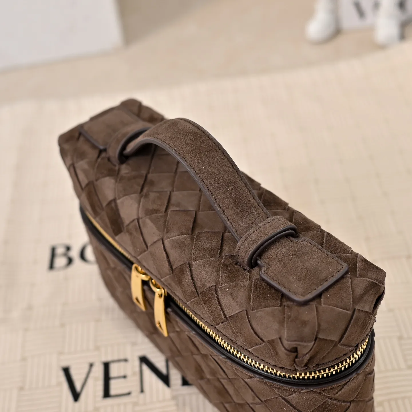 Batch 1360 #BV new Vanity Case suede cosmetic bag 🎈 is a super practical and stylish box cosmetic bag [Fireworks], using the brand's most classic cowhide weaving, with two-way zipper opening and closing, the overall style is retro and elegant, the top handle can be adjusted at will, the hand-held elegant temperament, cross-body casual and casual, unlocking various concave shape scenes 🎬 Model: 9109 Size: 22x12.5x5
